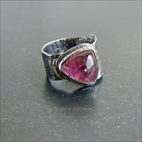 Перстень с розовым турмалином.