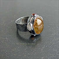Перстень с натуральными камнями.
