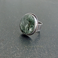 Лаконичное кольцо с серафинитом (клинохлором).