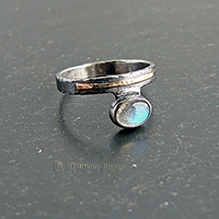 Лаконичное кольцо с голубым лабрадором.