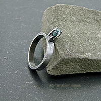 Лаконичное кольцо с необработанным алмазом.