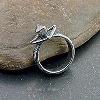 Перстень с алмазным кристаллом коричневого цвета.