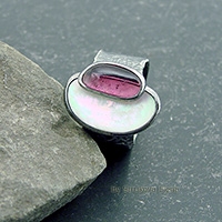 Кольцо с розовым турмалином и перламутром.