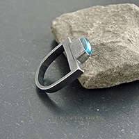 Лаконичное кольцо с голубым топазом (swiss).