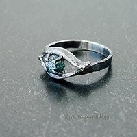 Кольцо с необработанным алмазом.