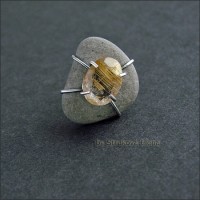 Крупное, эффектное кольцо с рутиловым кварцкем из коллекции Камешки