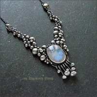 Красивое серебряное ожерелье с лунным камнем.