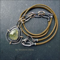 Лаконичное ожерелье с гранатом-гроссуляром.