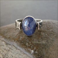 Лаконичное серебряное кольцо с танзанитом.