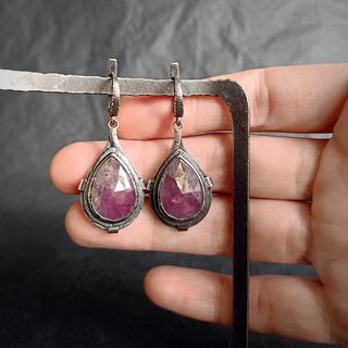 вид серёг на руке