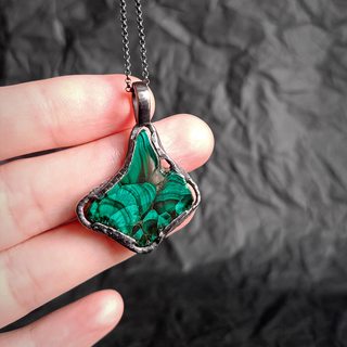 вид кулона на руке