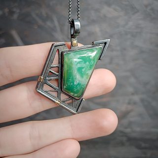 вид кулона на руке