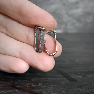 вид серёг на руке