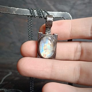 вид кулона на руке