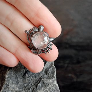 Перстень, вид на руке