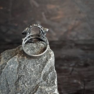 Кольцо с кварцем, вид сзади