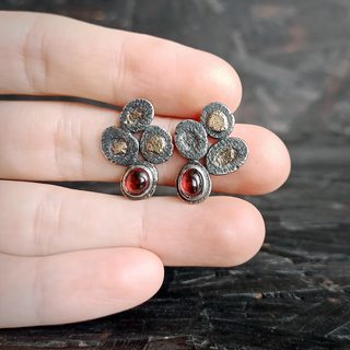 пуссеты с красными камнями