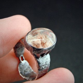 вид кольца на руке