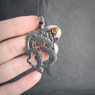 вид кулона на руке