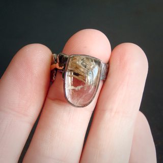 вид кольца на руке