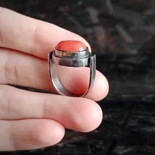 вид кольца на руке