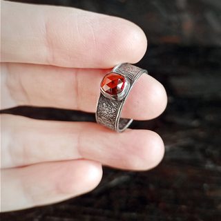 вид кольца на руке