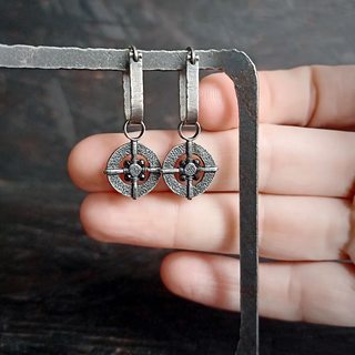 вид серёг на руке