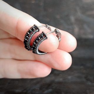 вид серёг на руке