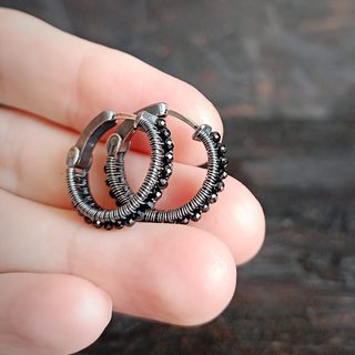 вид серёг на руке, застёжка