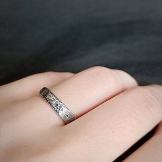 вид кольца на руке, другой ракурс