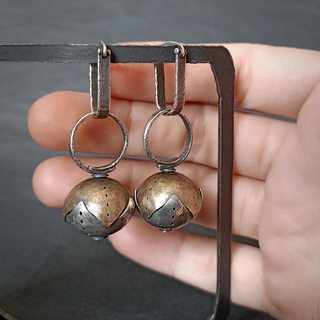 вид серёг на руке