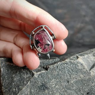 вид кольца на руке, другой ракурс