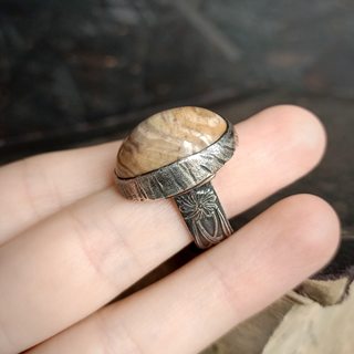 вид перстня на руке, другой ракурс