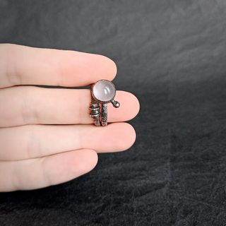 вид колец на руке, другой ракурс