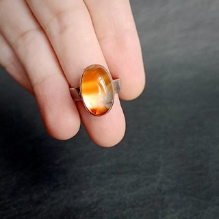 вид кольца на руке