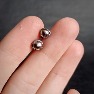 вид серёг на руке, другой ракурс