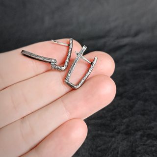 вид серёг на руке