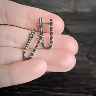 вид серёг на руке