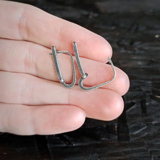 вид серёг на руке