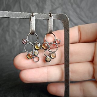 вид подвесок на руке