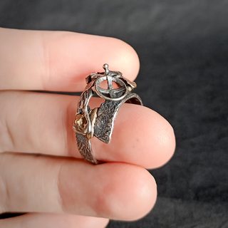 вид кольца на руке