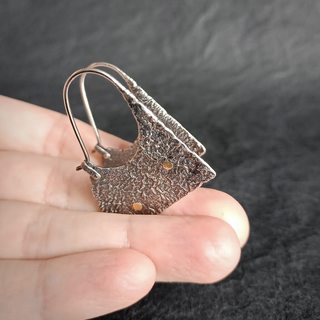 крупные серьги, другой ракурс