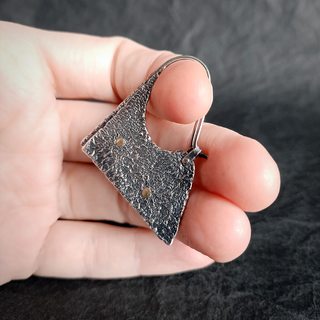 вид серёг на руке, другой ракурс