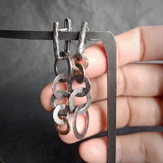 Вид подвесок на руке