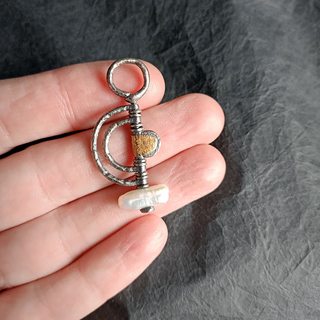 Вид кулона на руке