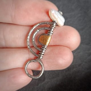 Кулон, крупный план