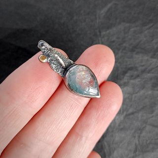 Вид кулона на руке