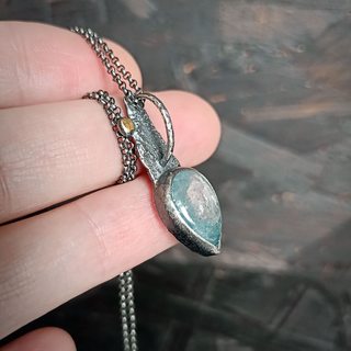 Кулон, вид сбоку