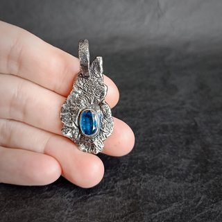 Вид кулона на руке