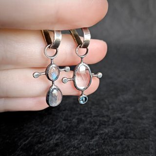 Вид серёг на руке, другой ракурс